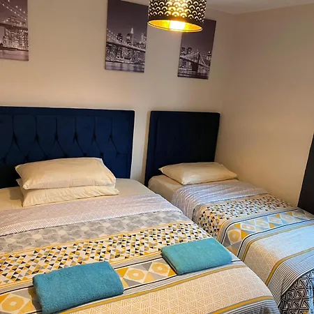 Lovely Twin With Ensuite Bathroom 15 Mins From Airport