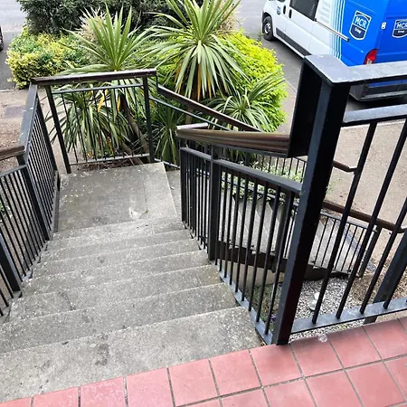 Accommodatie bij particulieren Lovely Twin With Ensuite Bathroom 15 Mins From Airport *