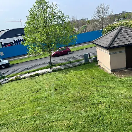 Lovely Twin With Ensuite Bathroom 15 Mins From Airport