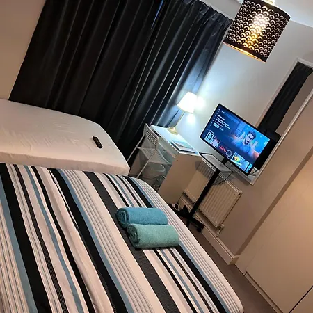 Lovely Twin With Ensuite Bathroom 15 Mins From Airport