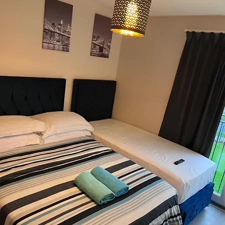 Lovely Twin With Ensuite Bathroom 15 Mins From Airport Pansiyon *