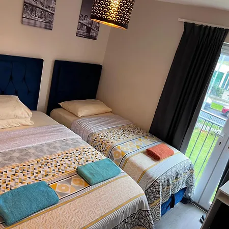 Lovely Twin With Ensuite Bathroom 15 Mins From Airport Homestay *